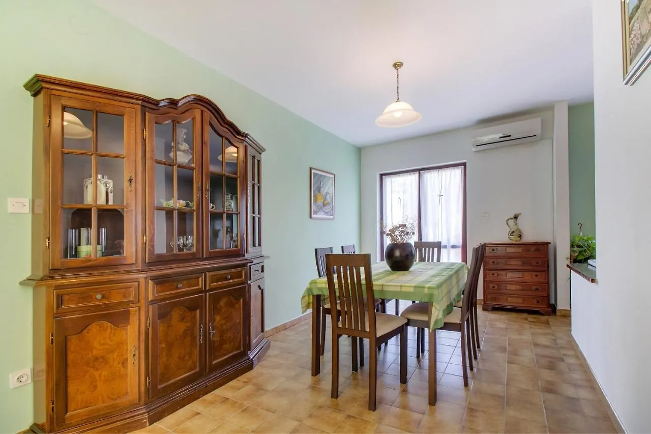 Apartments By The Sea مالي لوشينغْ 0*,